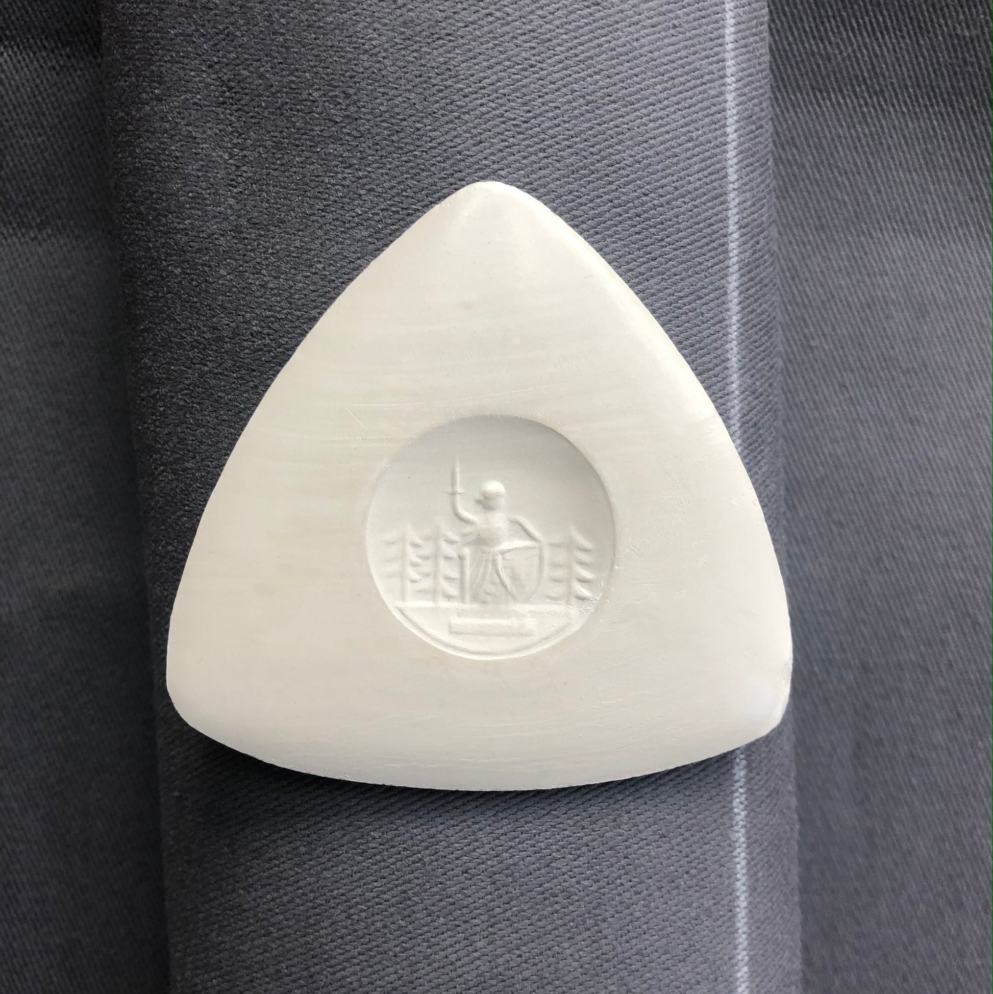 High-quality Japanese tailor’s chalks are revered worldwide by professional tailors for their precision, and smooth performance on fabrics. They are formulated to retain a sharp edge, allowing for precise marking of fine lines, curves, and intricate tailoring patterns.