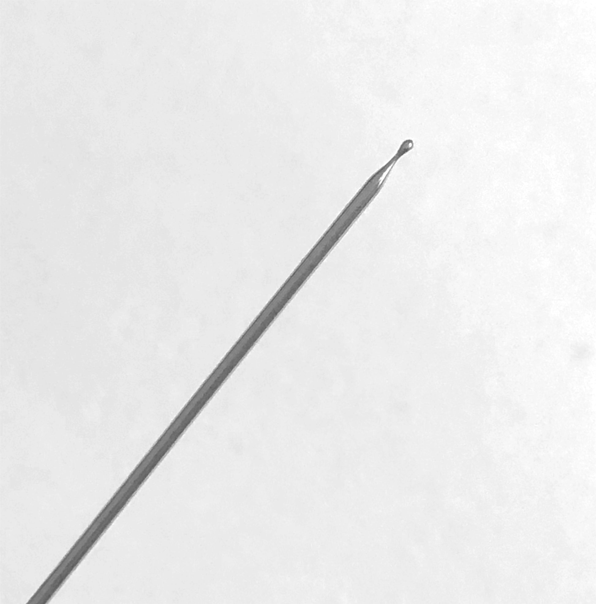 Einzigartige und praktische Nadeln mit Kugelspitze zum Stopfen, Weben und Sticken. Die Kugelspitze ist leicht vom Schaft der Nadel abgesetzt und lässt sich beim Nähen mit der Hand mühelos aufnehmen. Erhältlich in verschiedenen Größen.