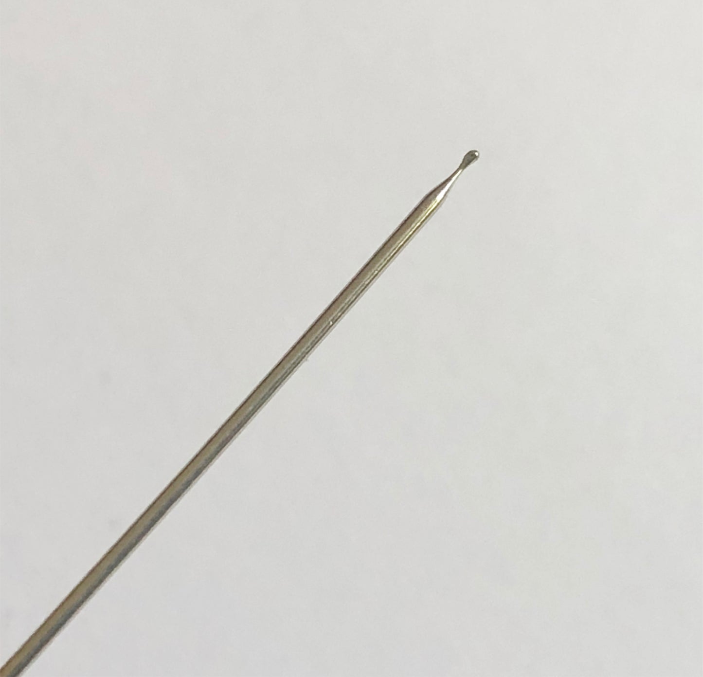 Einzigartige und praktische Nadeln mit Kugelspitze zum Stopfen, Weben und Sticken. Die Kugelspitze ist leicht vom Schaft der Nadel abgesetzt und lässt sich beim Nähen mit der Hand mühelos aufnehmen. Erhältlich in verschiedenen Größen.