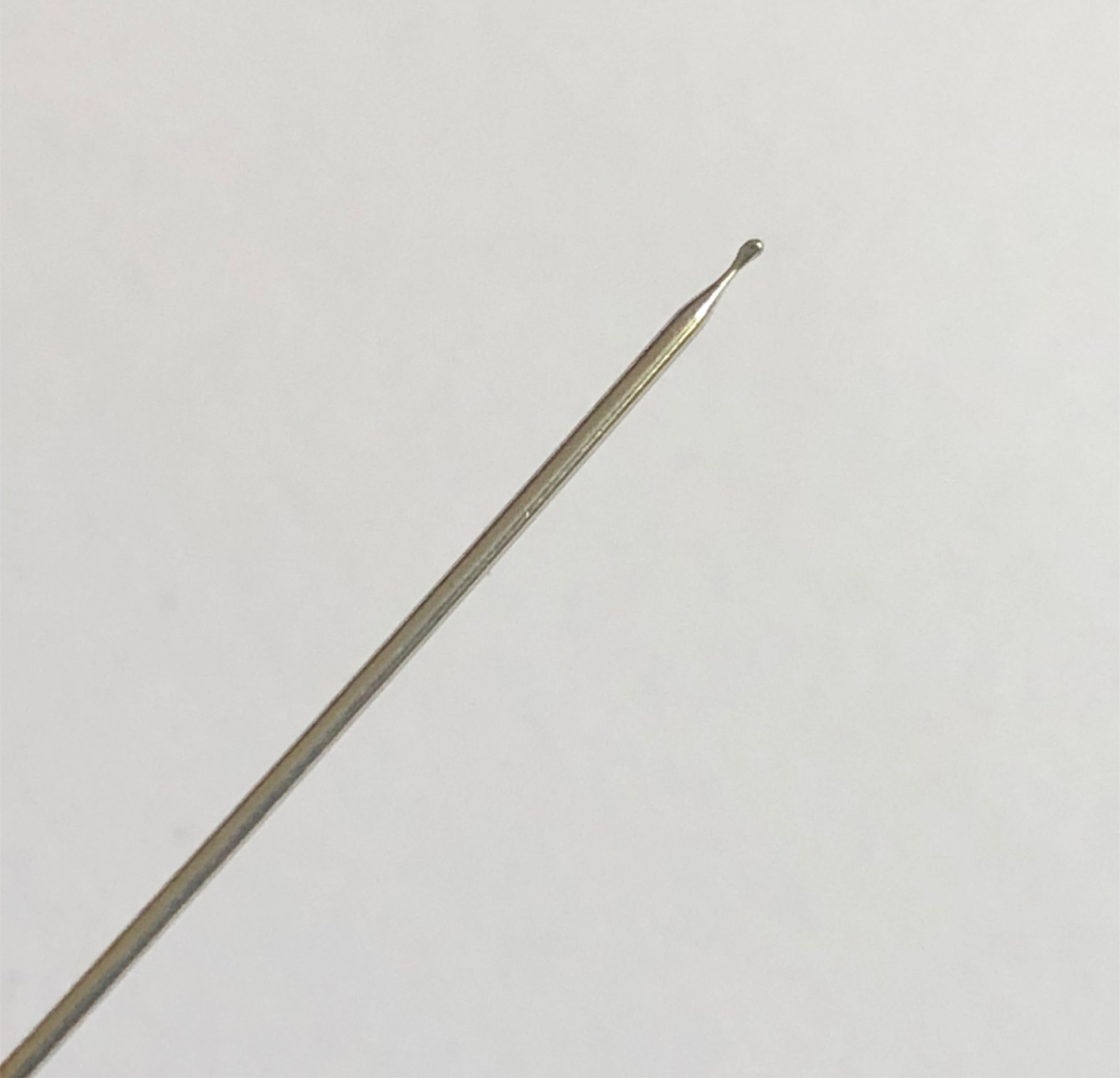 Einzigartige und praktische Nadeln mit Kugelspitze zum Stopfen, Weben und Sticken. Die Kugelspitze ist leicht vom Schaft der Nadel abgesetzt und lässt sich beim Nähen mit der Hand mühelos aufnehmen. Erhältlich in verschiedenen Größen.