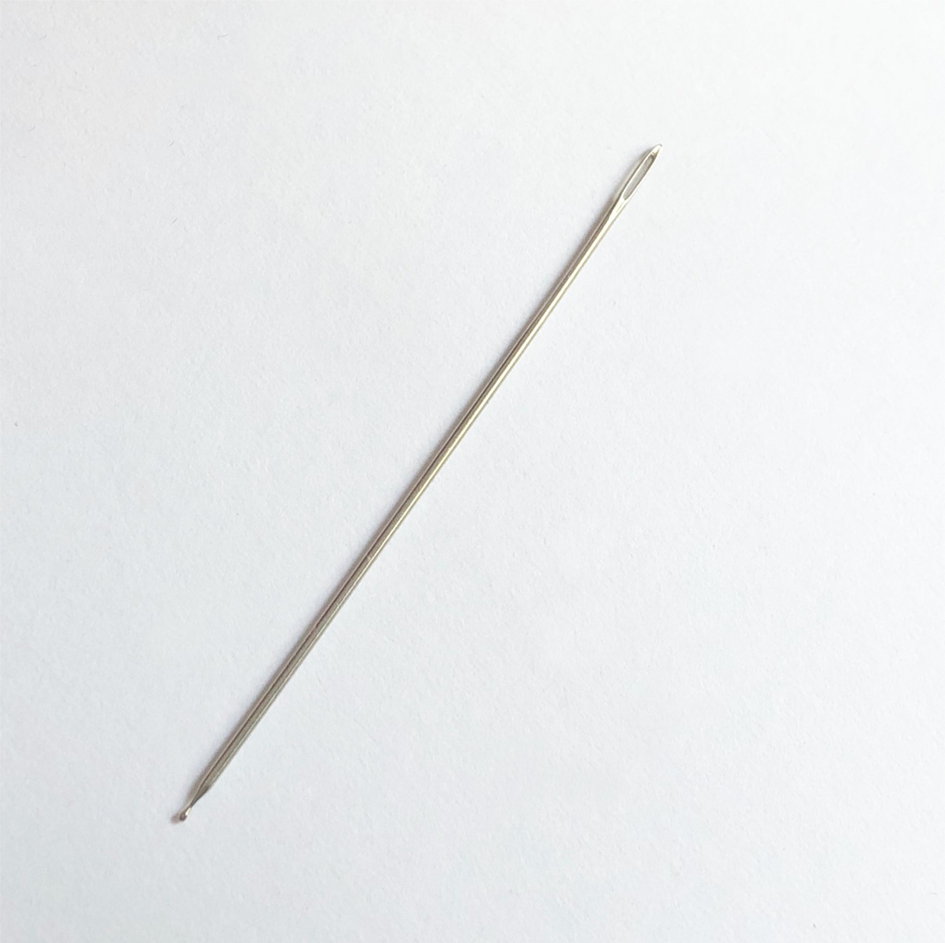 Einzigartige und praktische Nadeln mit Kugelspitze zum Stopfen, Weben und Sticken. Die Kugelspitze ist leicht vom Schaft der Nadel abgesetzt und lässt sich beim Nähen mit der Hand mühelos aufnehmen. Erhältlich in verschiedenen Größen.