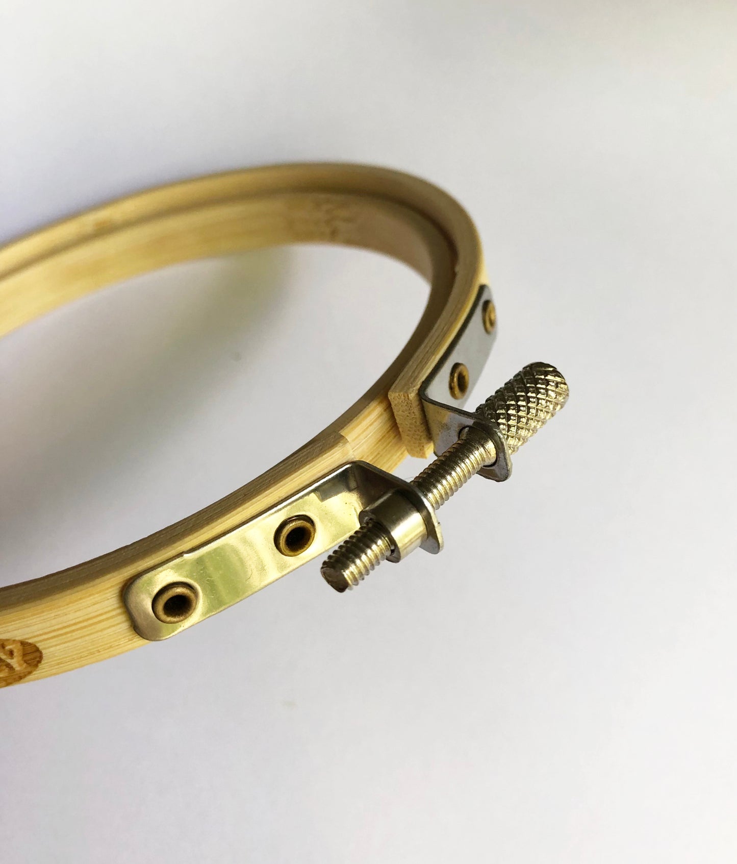 A 10cm wood embroidery hoop is a small, circular frame made of two concentric wooden rings. The outer ring usually has a metal screw that can be tightened to secure fabric between the rings. The 10cm (4-inch) diameter makes it ideal for small-scale embroidery or mending work.
When used for darning, the hoop holds fabric taut, making it easier to repair holes or worn areas—especially in sweaters, or woven garments. It keeps the fabric stretched evenly.projects