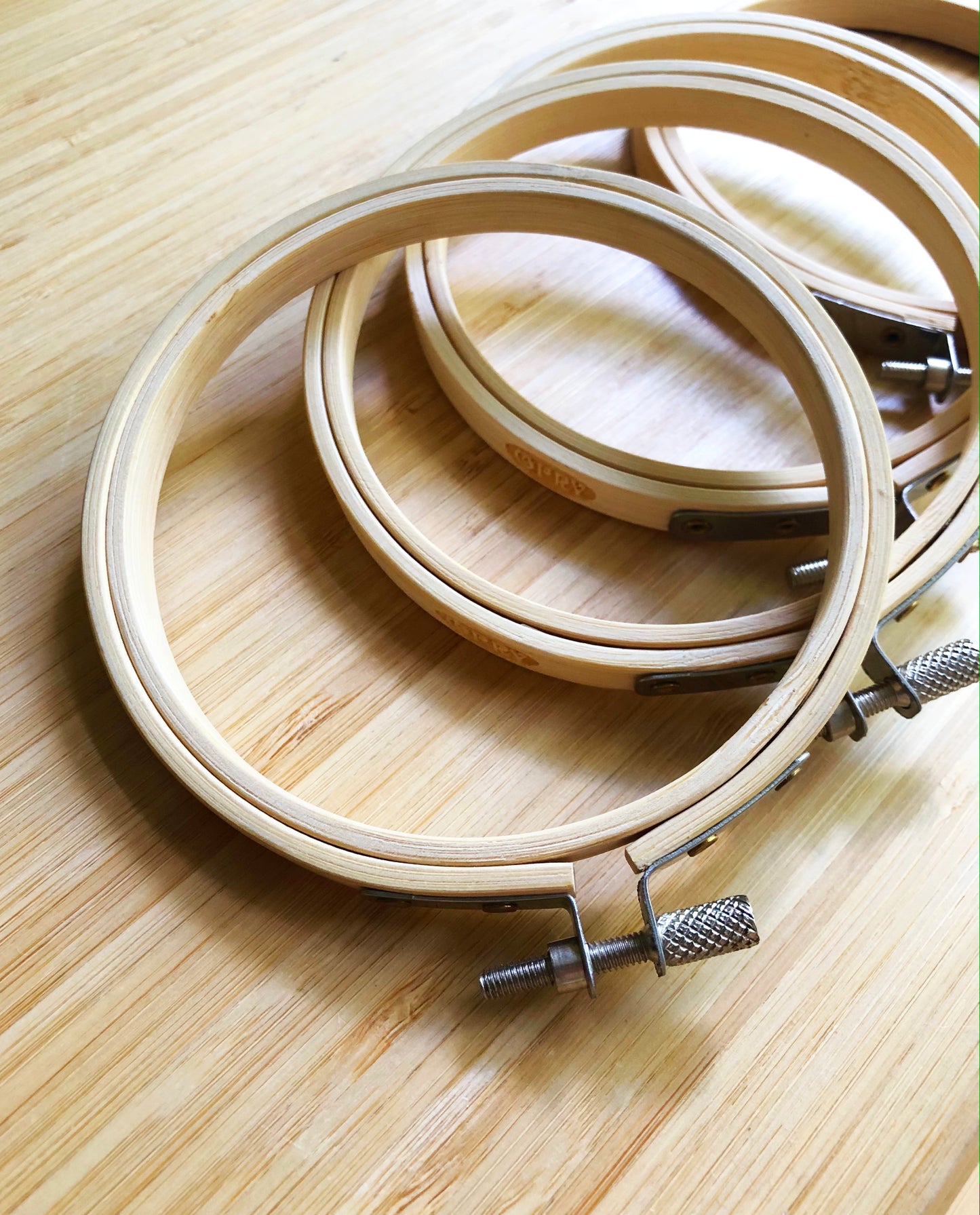 A 10cm wood embroidery hoop is a small, circular frame made of two concentric wooden rings. The outer ring usually has a metal screw that can be tightened to secure fabric between the rings. The 10cm (4-inch) diameter makes it ideal for small-scale embroidery or mending work.
When used for darning, the hoop holds fabric taut, making it easier to repair holes or worn areas—especially in sweaters, or woven garments. It keeps the fabric stretched evenly.