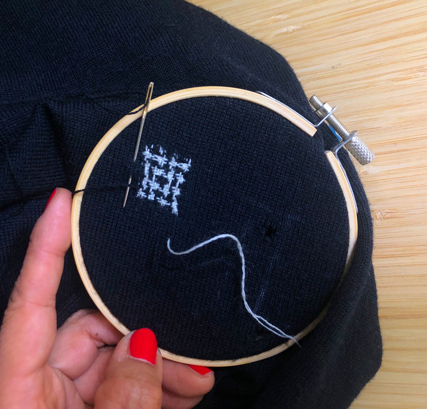 A 10cm wood embroidery hoop is a small, circular frame made of two concentric wooden rings. The outer ring usually has a metal screw that can be tightened to secure fabric between the rings. The 10cm (4-inch) diameter makes it ideal for small-scale embroidery or mending work.
When used for darning, the hoop holds fabric taut, making it easier to repair holes or worn areas—especially in sweaters, or woven garments. It keeps the fabric stretched evenly.