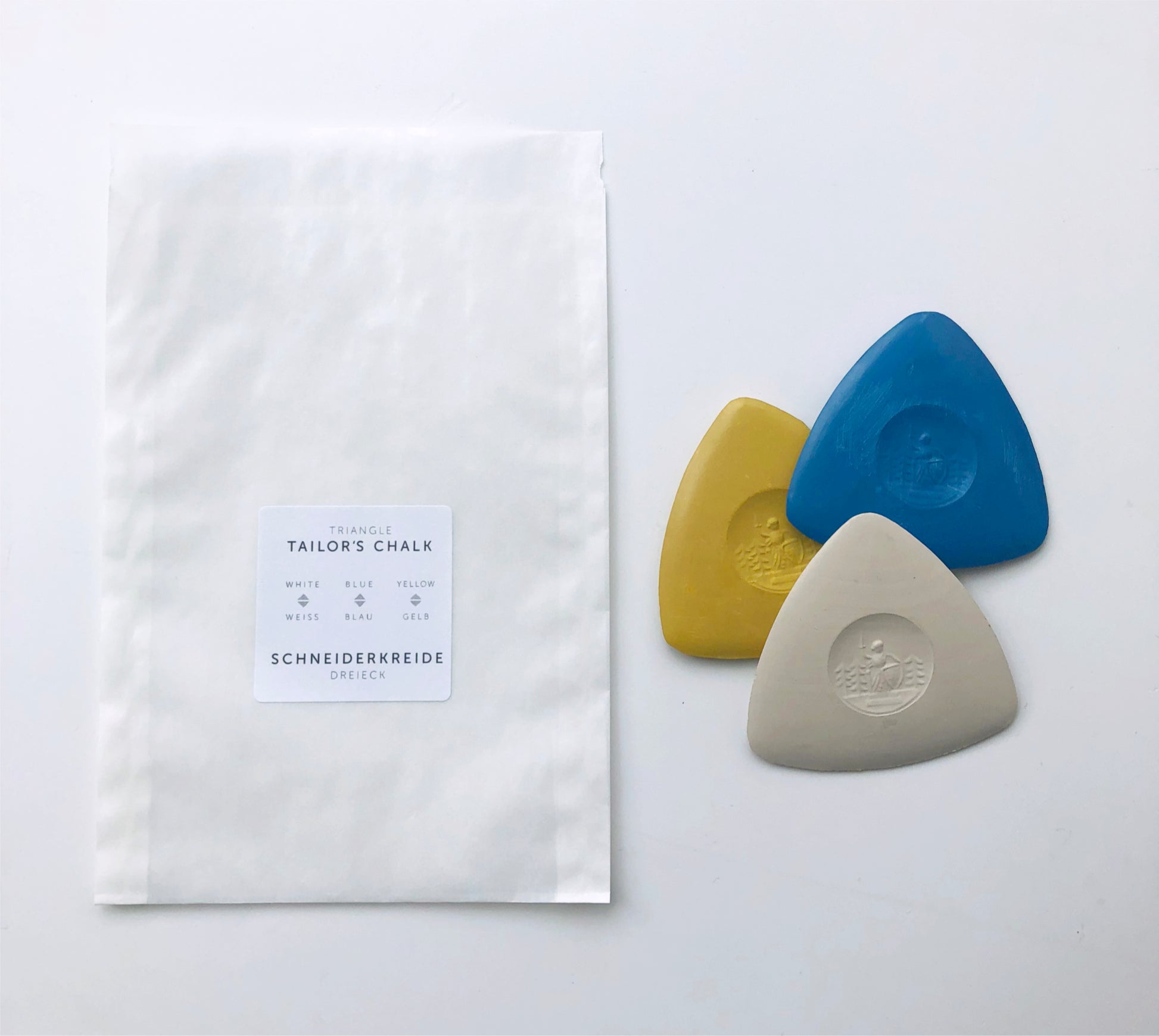 High-quality Japanese tailor’s chalks are revered worldwide by professional tailors for their precision, and smooth performance on fabrics. They are formulated to retain a sharp edge, allowing for precise marking of fine lines, curves, and intricate tailoring patterns.