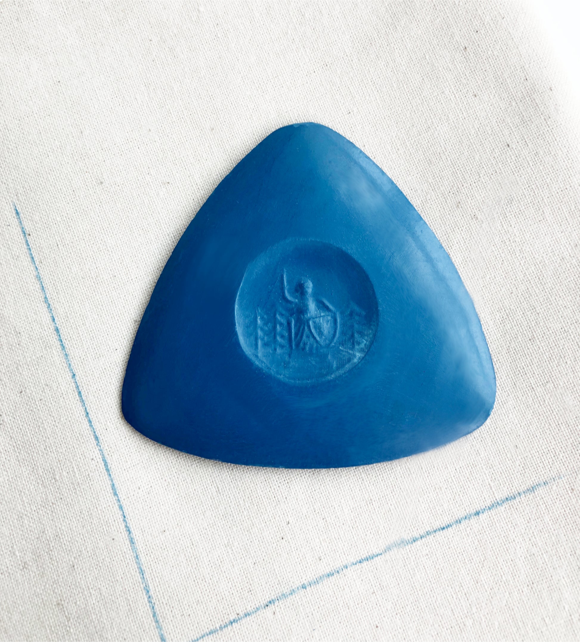 High-quality Japanese tailor’s chalks are revered worldwide by professional tailors for their precision, and smooth performance on fabrics. They are formulated to retain a sharp edge, allowing for precise marking of fine lines, curves, and intricate tailoring patterns.