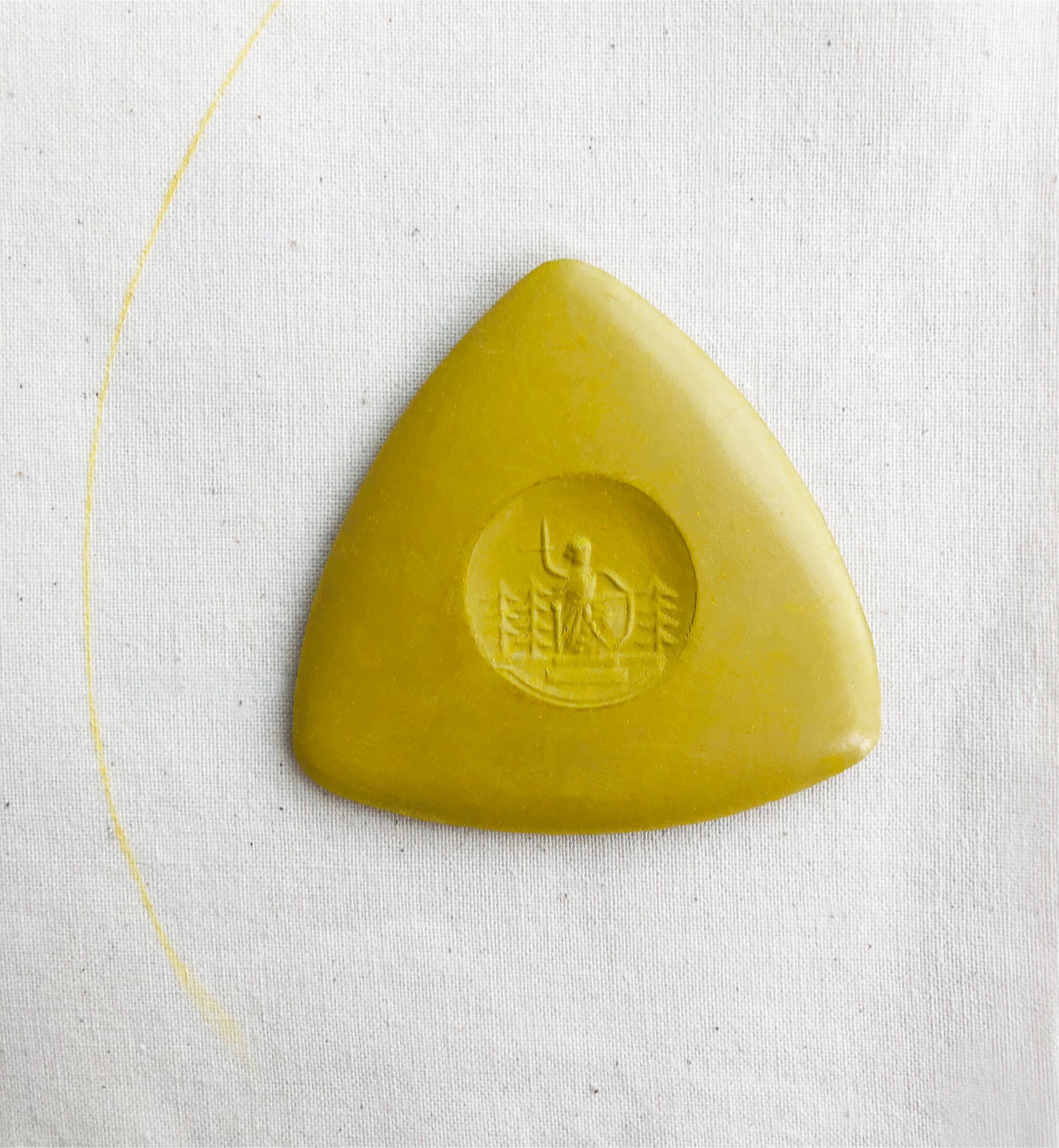 High-quality Japanese tailor’s chalks are revered worldwide by professional tailors for their precision, and smooth performance on fabrics. They are formulated to retain a sharp edge, allowing for precise marking of fine lines, curves, and intricate tailoring patterns.