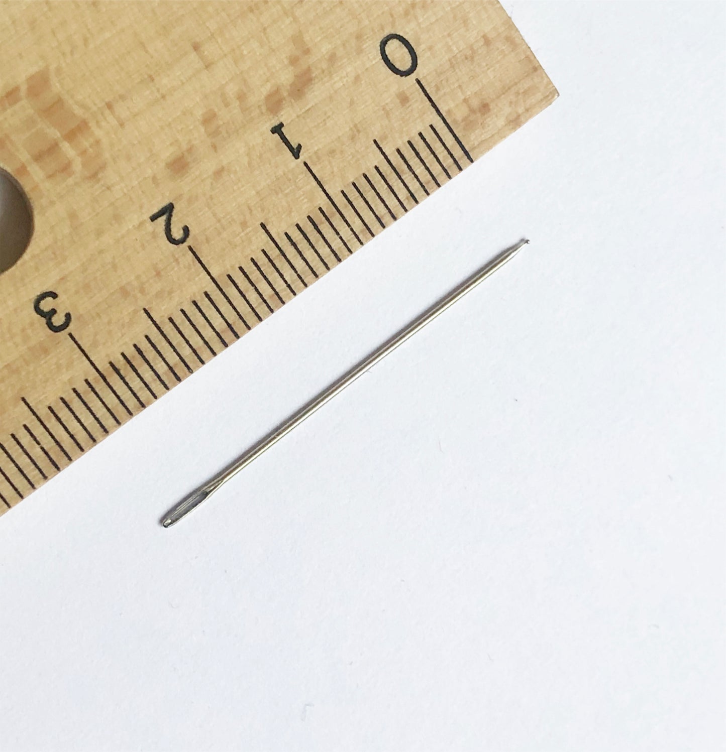 Unique and practical needles with ball point for darning, weaving and embroidery. Ball point is slightly offset from the shaft of the needle and the small indentation after the ball allow threads to be picked up effortlessly during hand sewing. Available in different sizes.