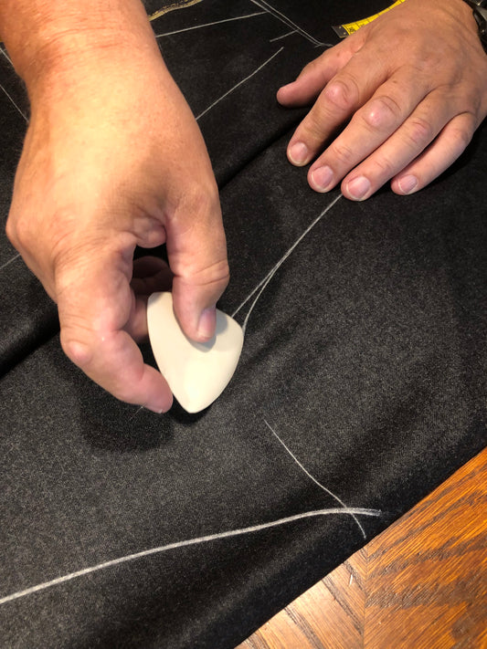 High-quality Japanese tailor’s chalks are revered worldwide by professional tailors for their precision, and smooth performance on fabrics. They are formulated to retain a sharp edge, allowing for precise marking of fine lines, curves, and intricate tailoring patterns.