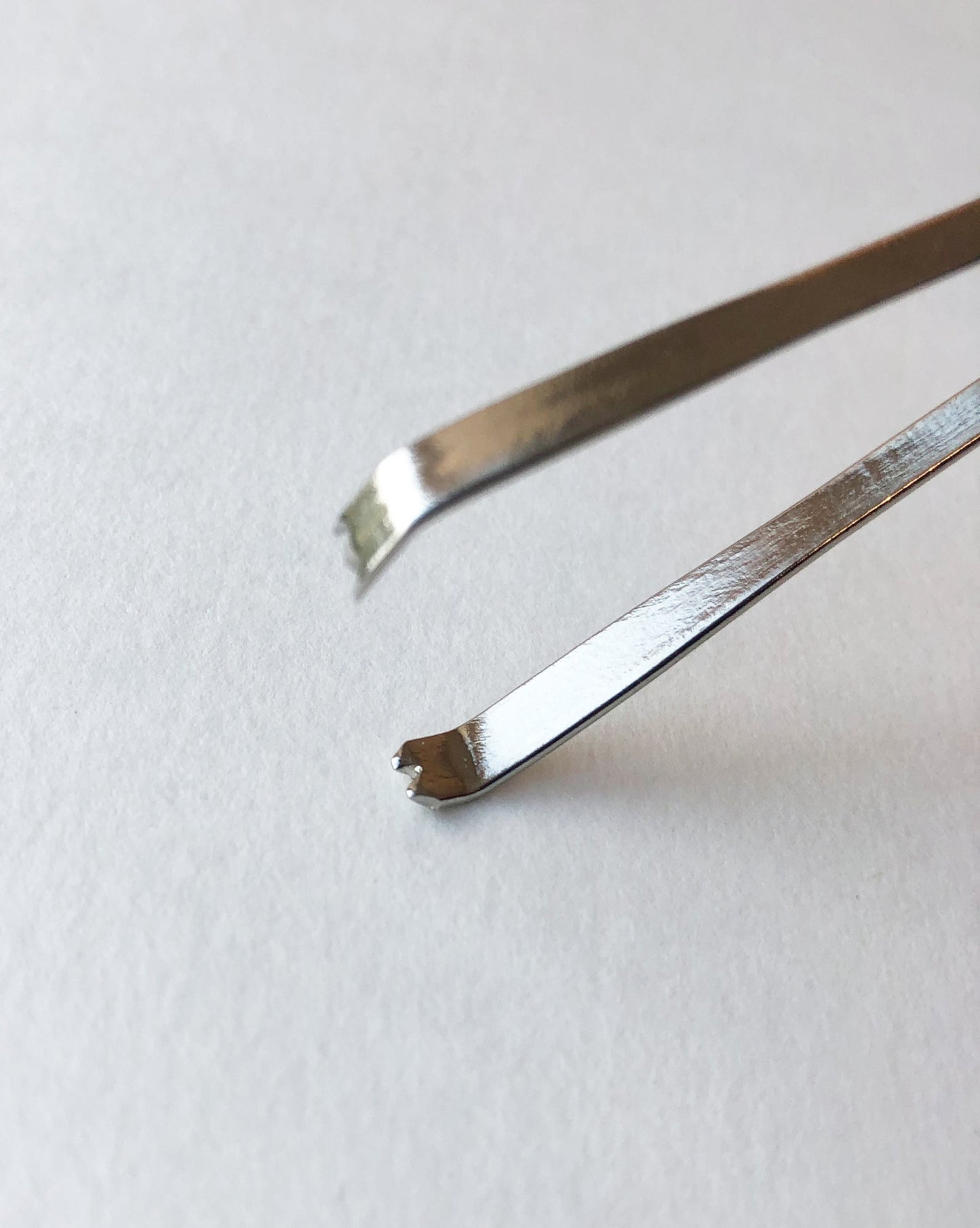 zig-zag tweezer opening wll secure the string even better in a position.