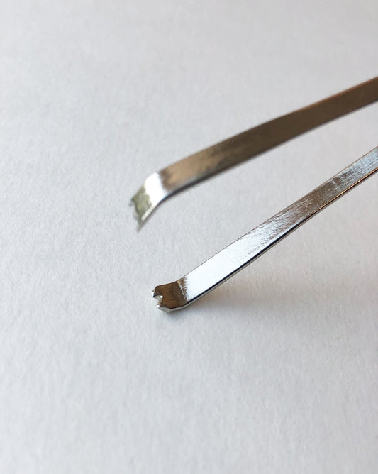 zig-zag tweezer opening wll secure the string even better in a position.