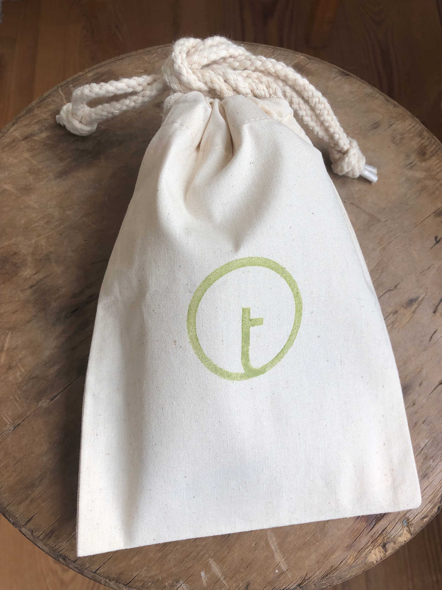 A small cotton draw string sachet to keep darning kit together in one.
Super practical all-in-one darning set contains a darning mushroom, 2 darning needles in size 16 & 18, a needle threader and 6 colours of 100% wool darning yarns.
Perfect for mending wool garment like sweaters and socks.
#reapairkit #ecosewing