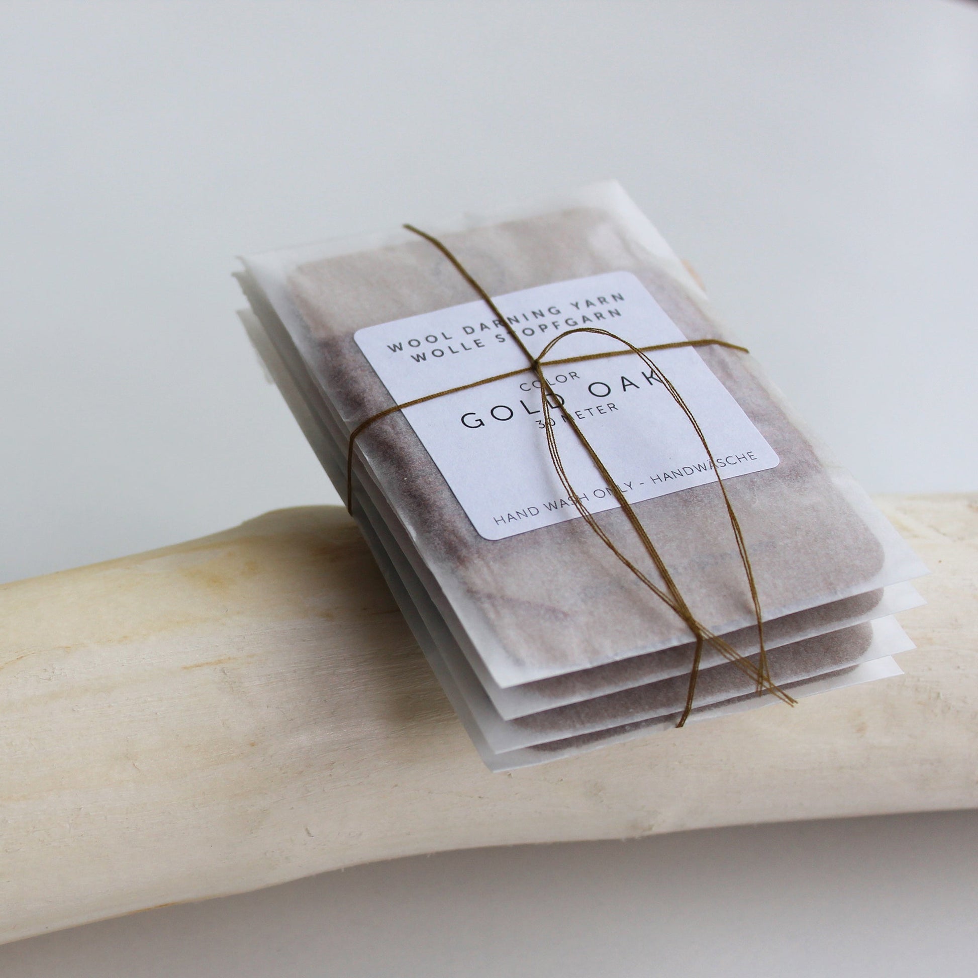 A set of four 30-meter cards of 100% wool darning yarn in assorted colors. The yarn cards are enclosed in a small, eco-friendly parchment paper bag, ideal for mending socks, sweaters, and other wool garments.
Practical needle with very unique feature for darning, weaving and embroidery.