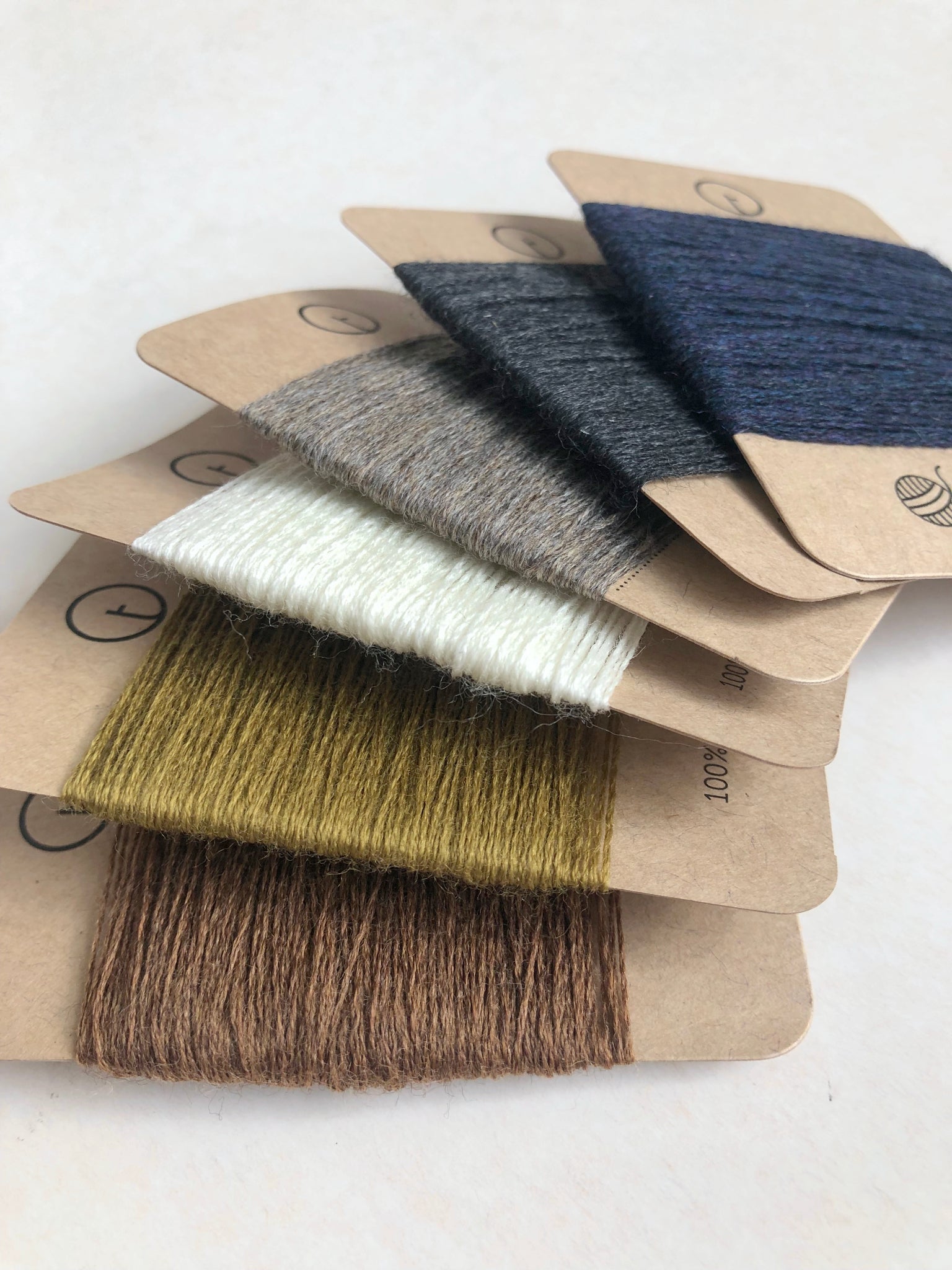 30-meter darning yarn cards made of 100% pure wool in assorted essential colours, ideal for mending socks, sweaters, and other wool garments; wound on kraft paper cards, with optional colour sample card and sets available