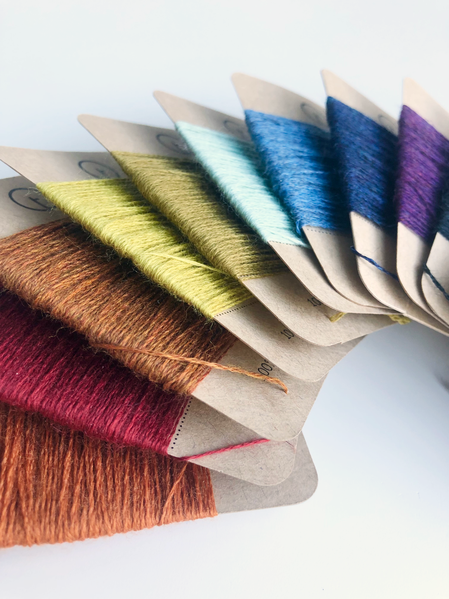 30-meter darning yarn cards made of 100% pure wool in assorted essential colours, ideal for mending socks, sweaters, and other wool garments; wound on kraft paper cards, with optional colour sample card and sets available