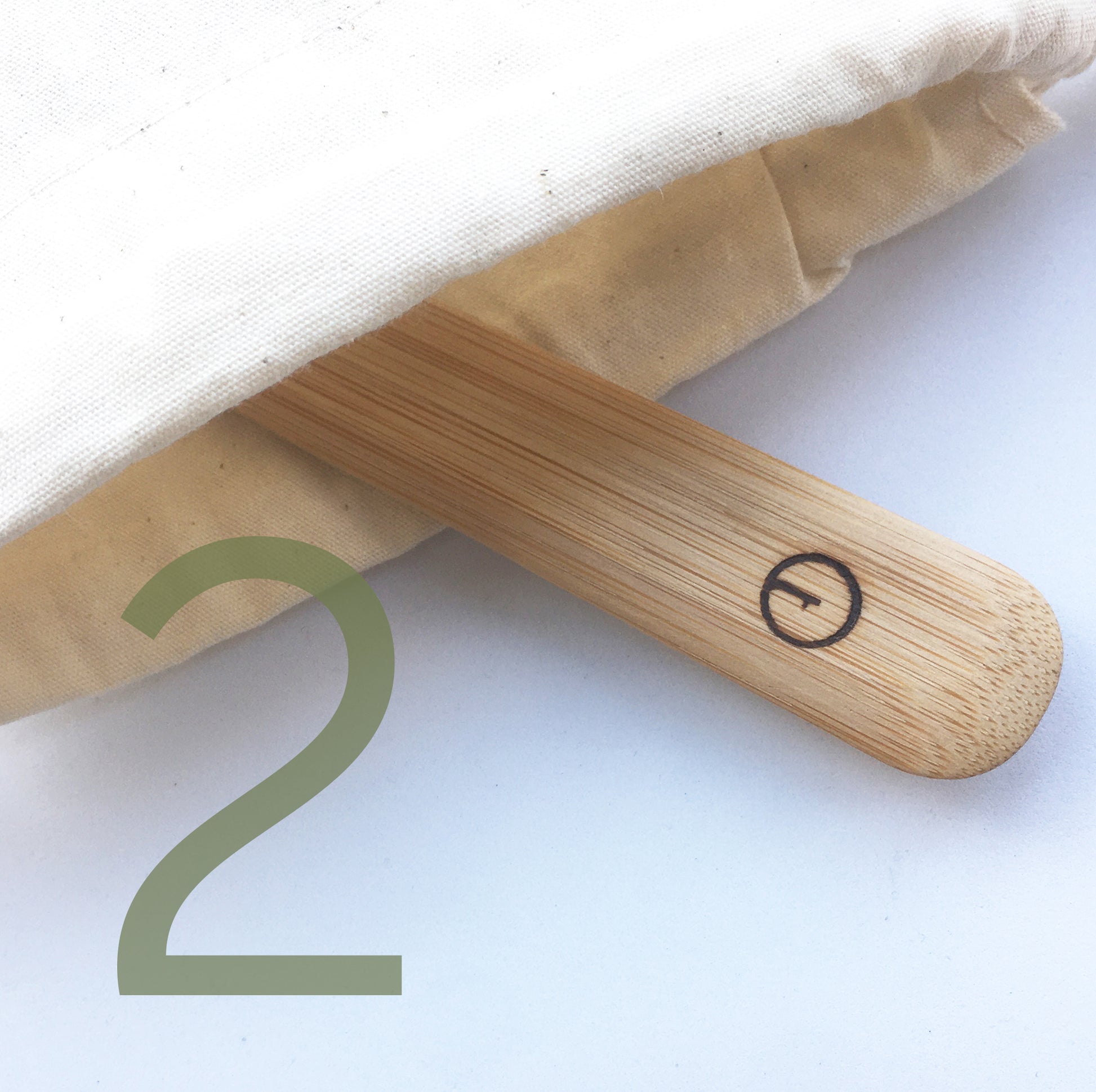 A fabric bag will be turned inside out after sewn together, then the pointturner will be inserted to make the corner clean and pointy.  Ein Stoffbeutel wird nach dem Zusammennähen umgedreht, dann wird der Spitzendreher eingesetzt, um die Ecke sauber und spitz zu machen.