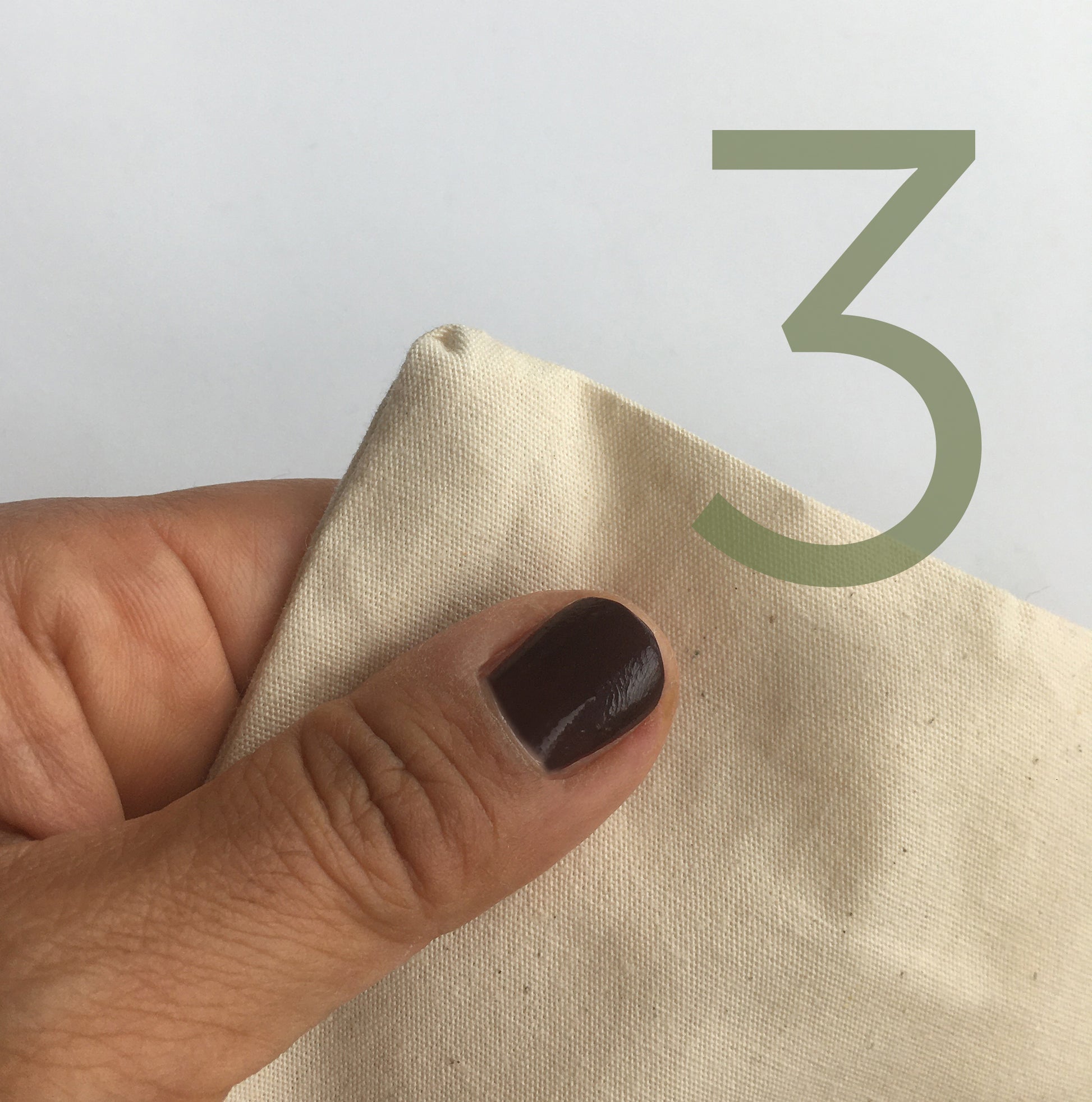 A fabric bag will be turned inside out after sewn together, then the pointturner will be inserted to make the corner clean and pointy.  Ein Stoffbeutel wird nach dem Zusammennähen umgedreht, dann wird der Spitzendreher eingesetzt, um die Ecke sauber und spitz zu machen.