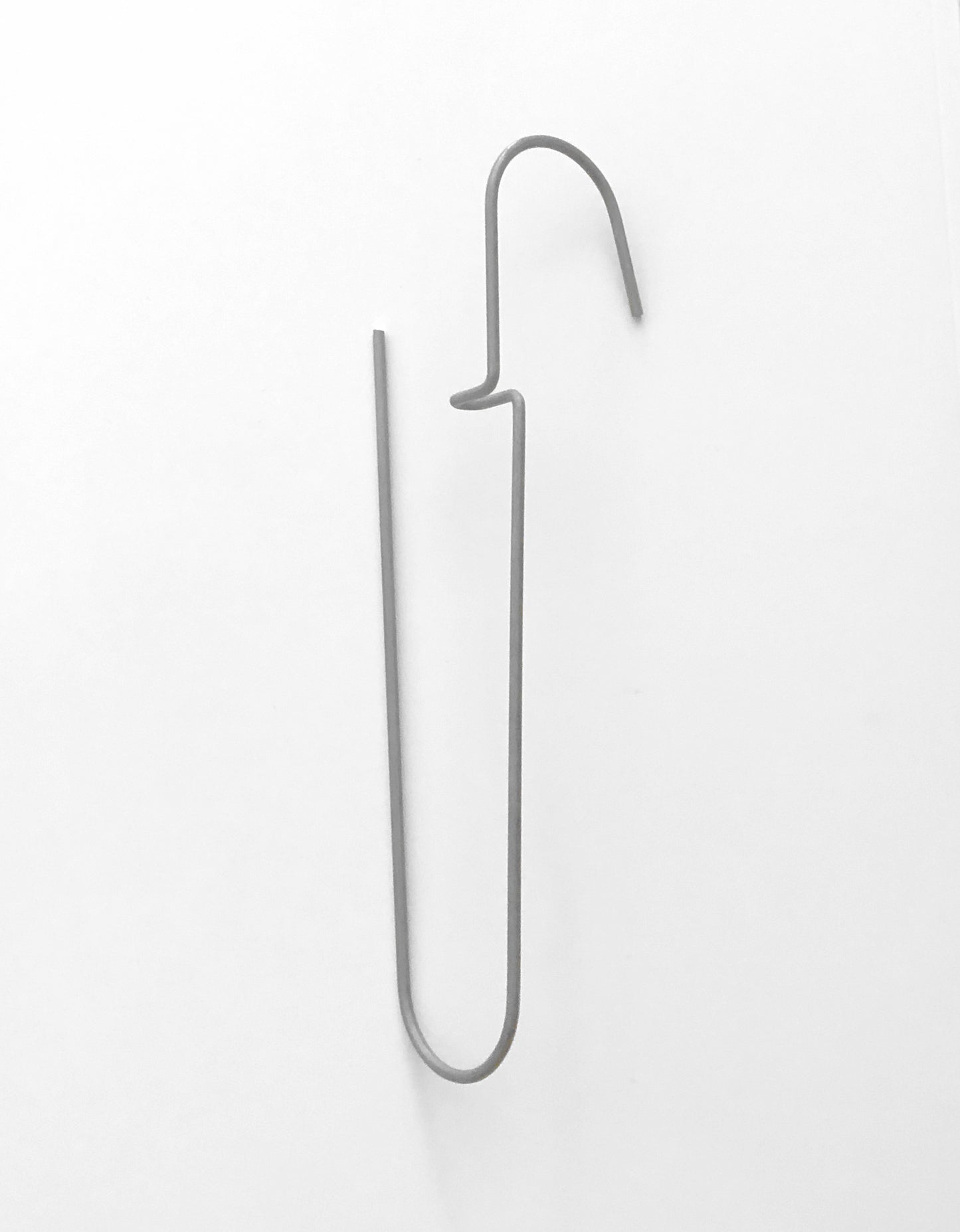 Heavy-duty steel wire hooks available in two sizes: large (18 cm long, 12.5 cm loop, 3.5 cm wide) and small (11.5 cm long, 8.5 cm loop, 2 cm wide). Made in Germany, designed for organizing patterns, tools, and scissors. Plastic-free with a spring-clip loop. Matte, powdery finish that becomes smooth over time.
