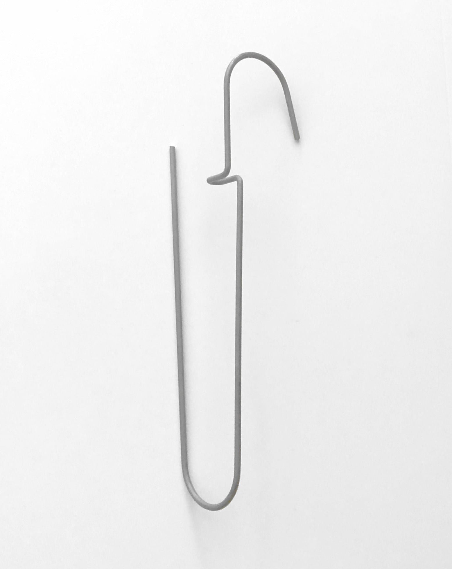 Heavy-duty steel wire hooks in two sizes: large (18 cm long, 12.5 cm loop, 3.5 cm wide) and small (11.5 cm long, 8.5 cm loop, 2 cm wide). Made in Germany, designed for organizing patterns, tools, and scissors. Plastic-free with a spring-clip loop. Matte, powdery finish that becomes smooth over time.