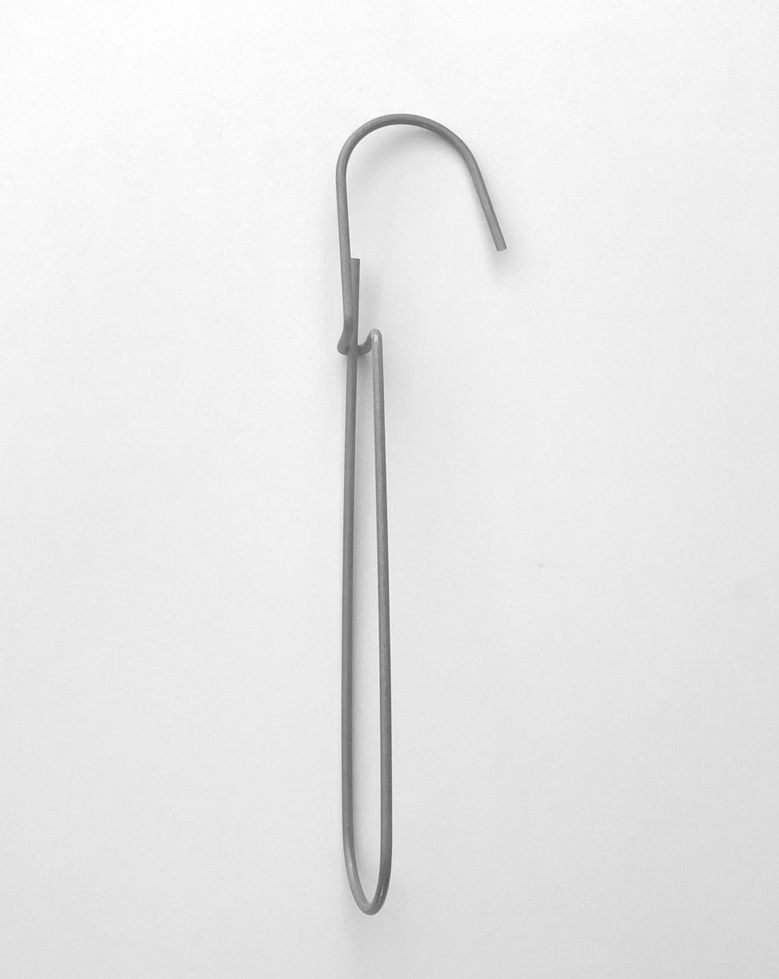 Heavy-duty steel wire hooks in two sizes: large (18 cm long, 12.5 cm loop, 3.5 cm wide) and small (11.5 cm long, 8.5 cm loop, 2 cm wide). Made in Germany, designed for organizing patterns, tools, and scissors. Plastic-free with a spring-clip loop. Matte, powdery finish that becomes smooth over time.