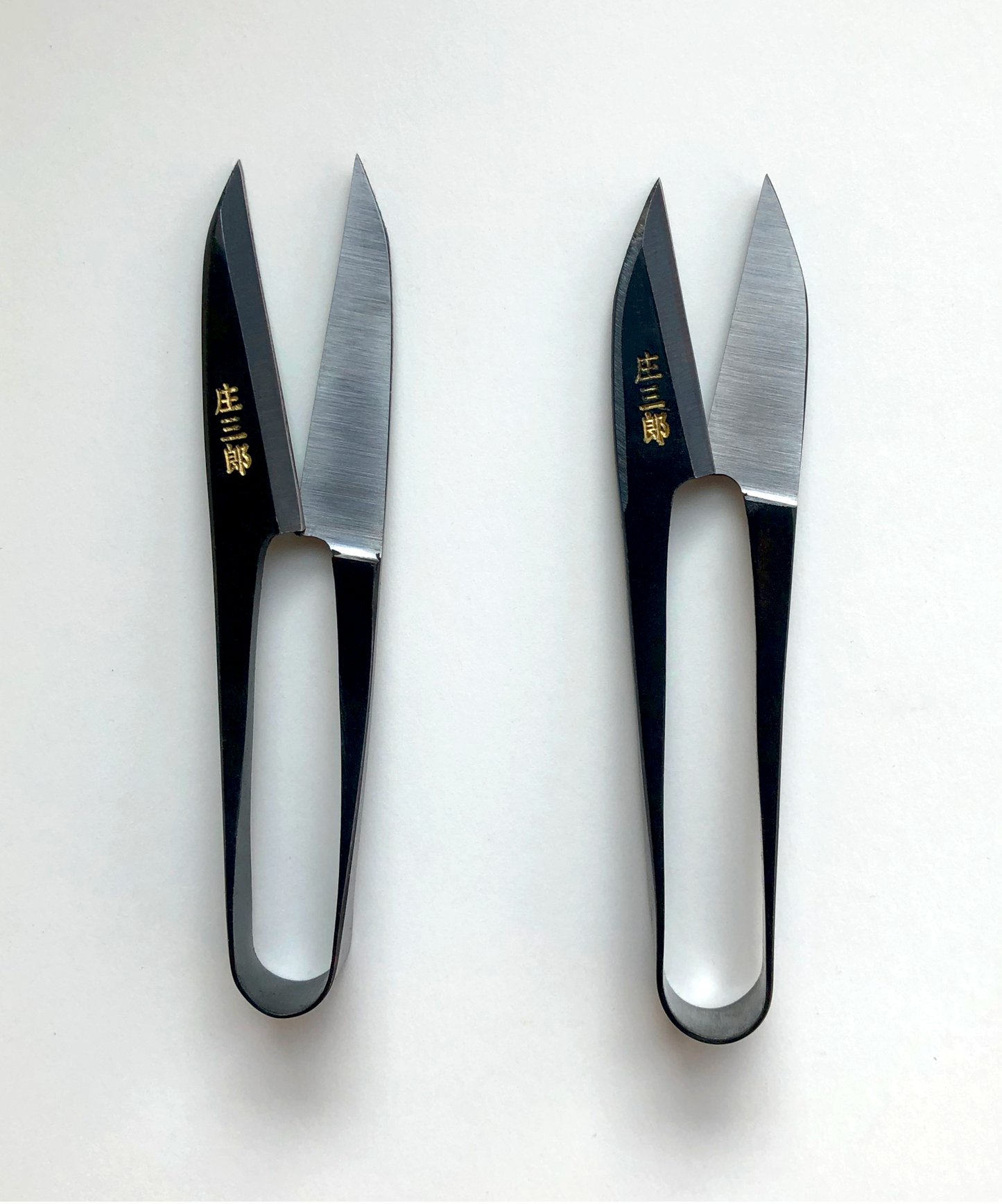 Traditional Japanese U-shaped spring scissors by Shozaburo, made of premium carbon steel; 10.5 cm long, two different blade length, 30 g, beautifully boxed with care guide—ideal for delicate, detailed cutting and thread trimming.