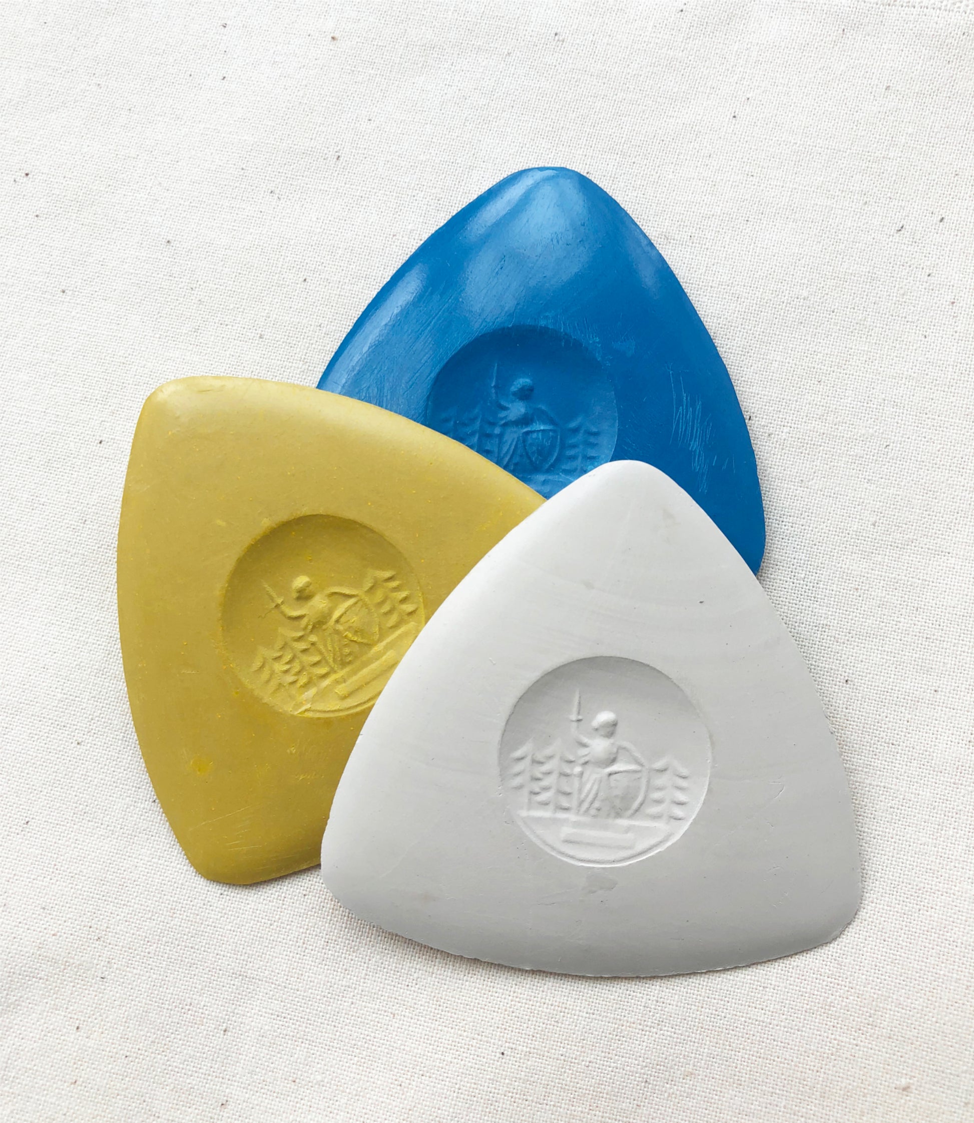 High-quality Japanese tailor's chalks are favored by professional tailors worldwide for their precision and smooth glide on fabrics. They are designed to retain their sharp edge, allowing for precise marking of fine lines, curves, and complex patterns. 
