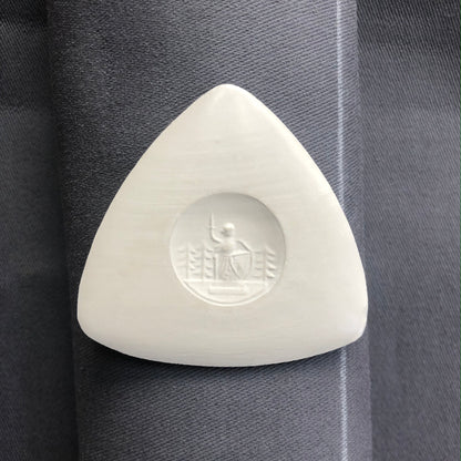 High-quality Japanese tailor’s chalks are revered worldwide by professional tailors for their precision, and smooth performance on fabrics. They are formulated to retain a sharp edge, allowing for precise marking of fine lines, curves, and intricate tailoring patterns. 