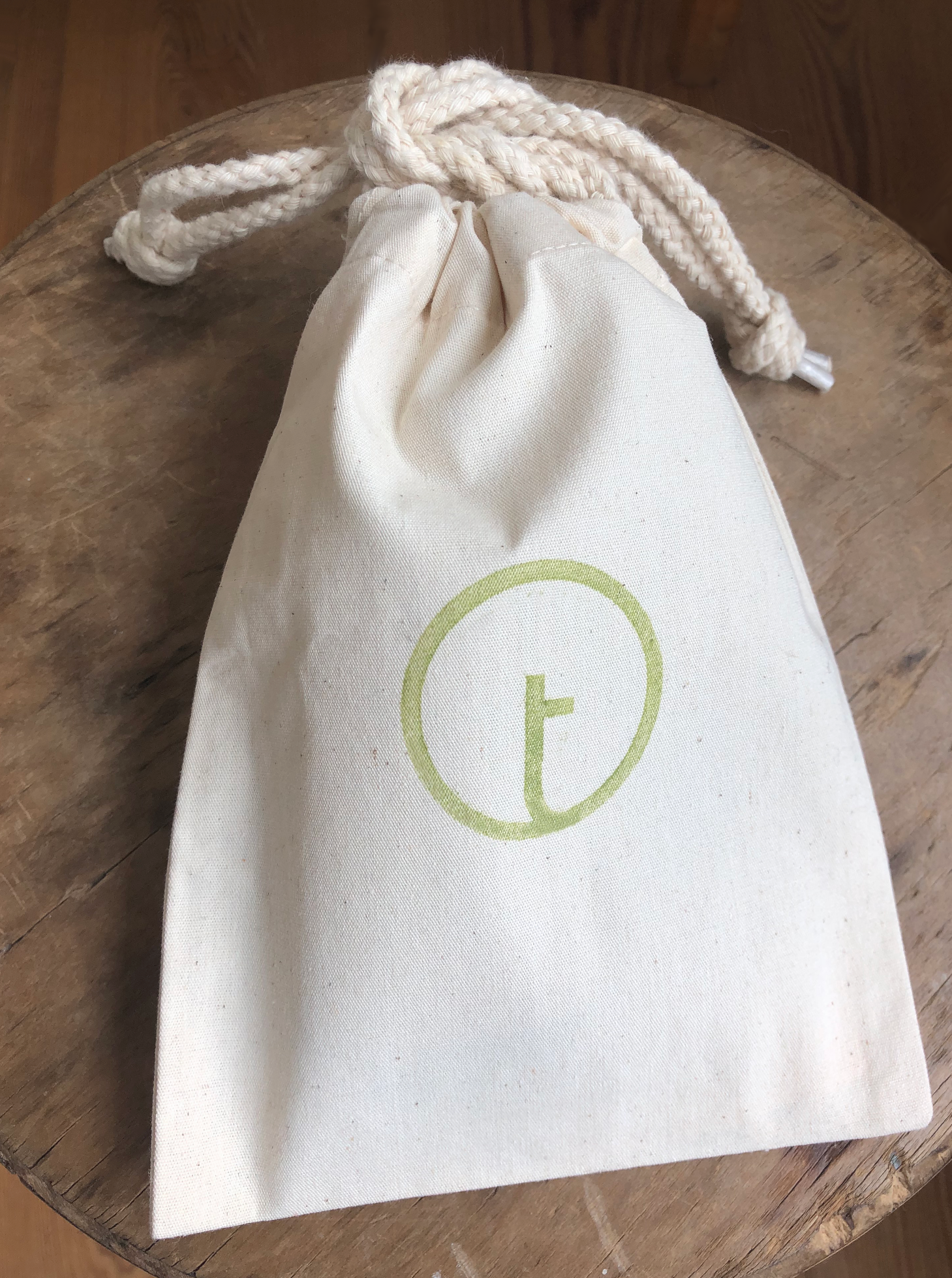 A small cotton sachet for a set of essential darning tools. Repair holes in socks or mend moth holes in jumpers with toolly's plastic free darning kit.